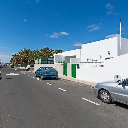 Сasa de vacaciones 2br Terrace - 9 Min Walk To The Beach